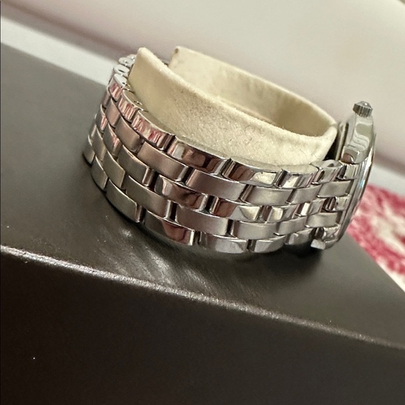Gucci Womens Silver Stainless Steel Black Dial Watch main image 8